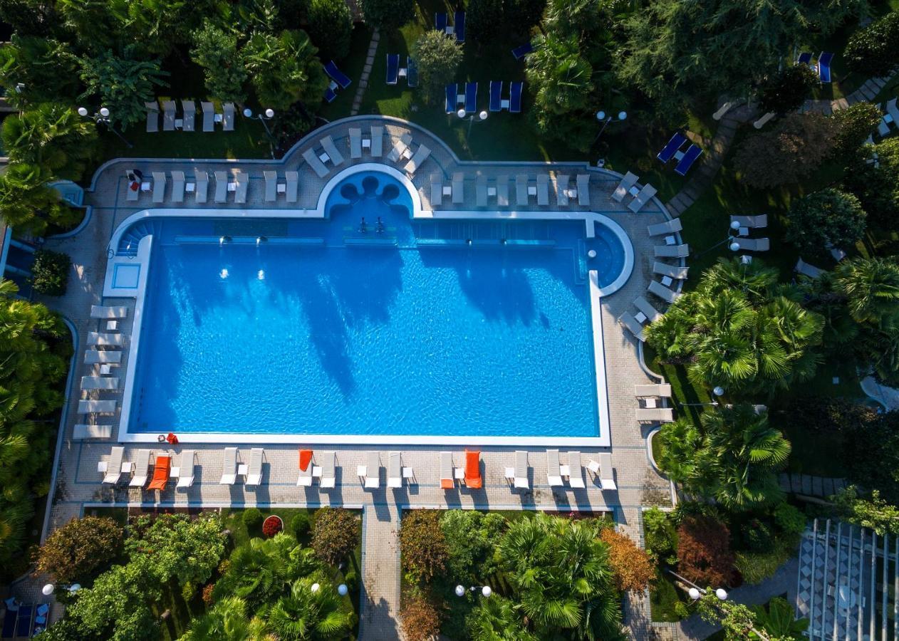 Grand Hotel Trieste & Victoria Абано-Терме Екстер'єр фото Aerial view of the swimming pool