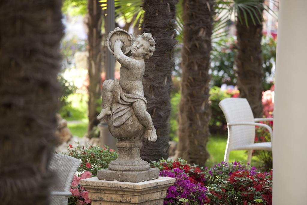 Grand Hotel Trieste & Victoria Абано-Терме Екстер'єр фото A statue in the garden