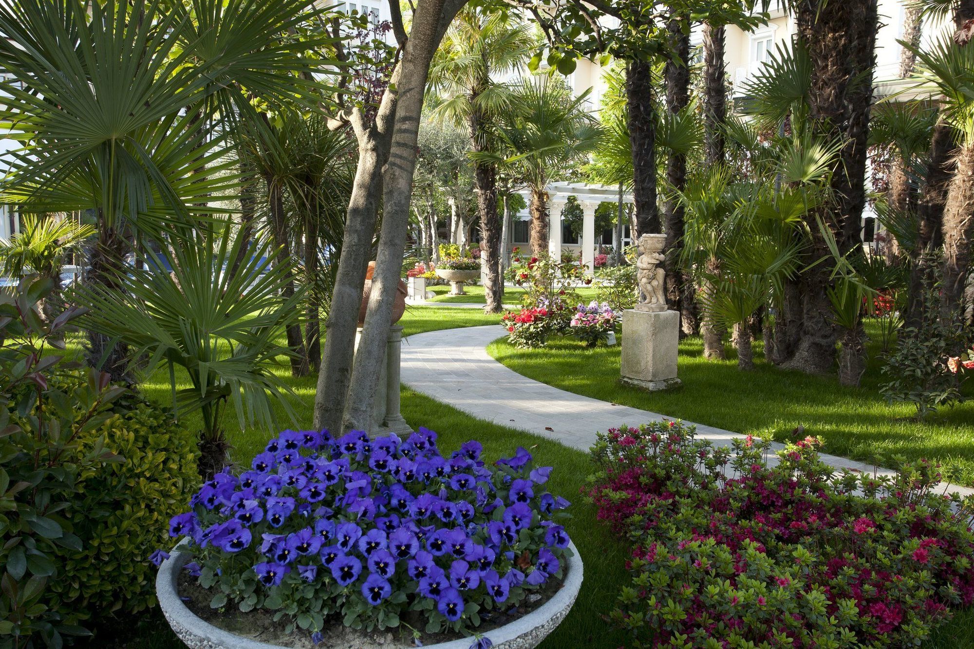 Grand Hotel Trieste & Victoria Абано-Терме Екстер'єр фото The gardens of the hotel